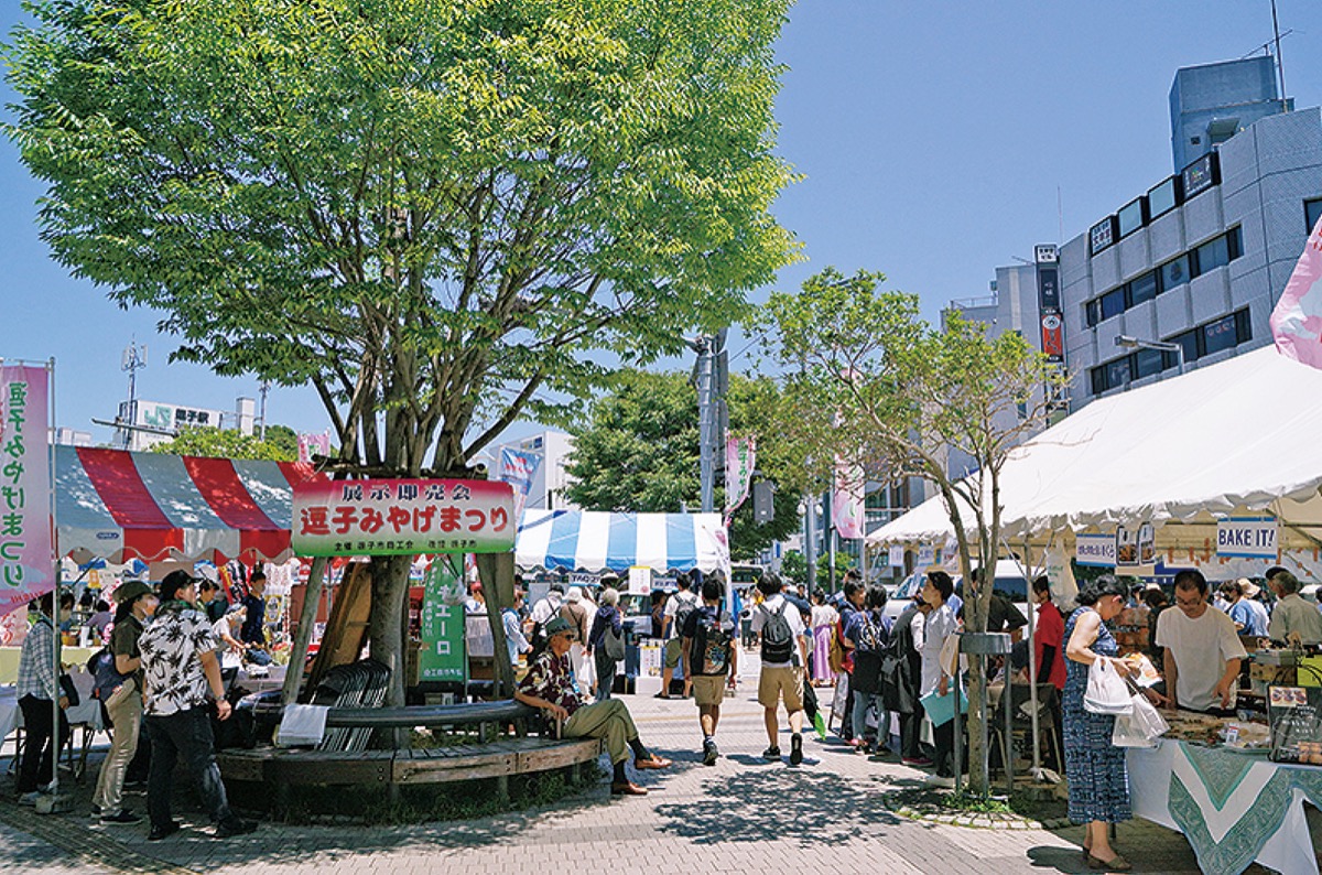 逗子土産が駅前にずらり