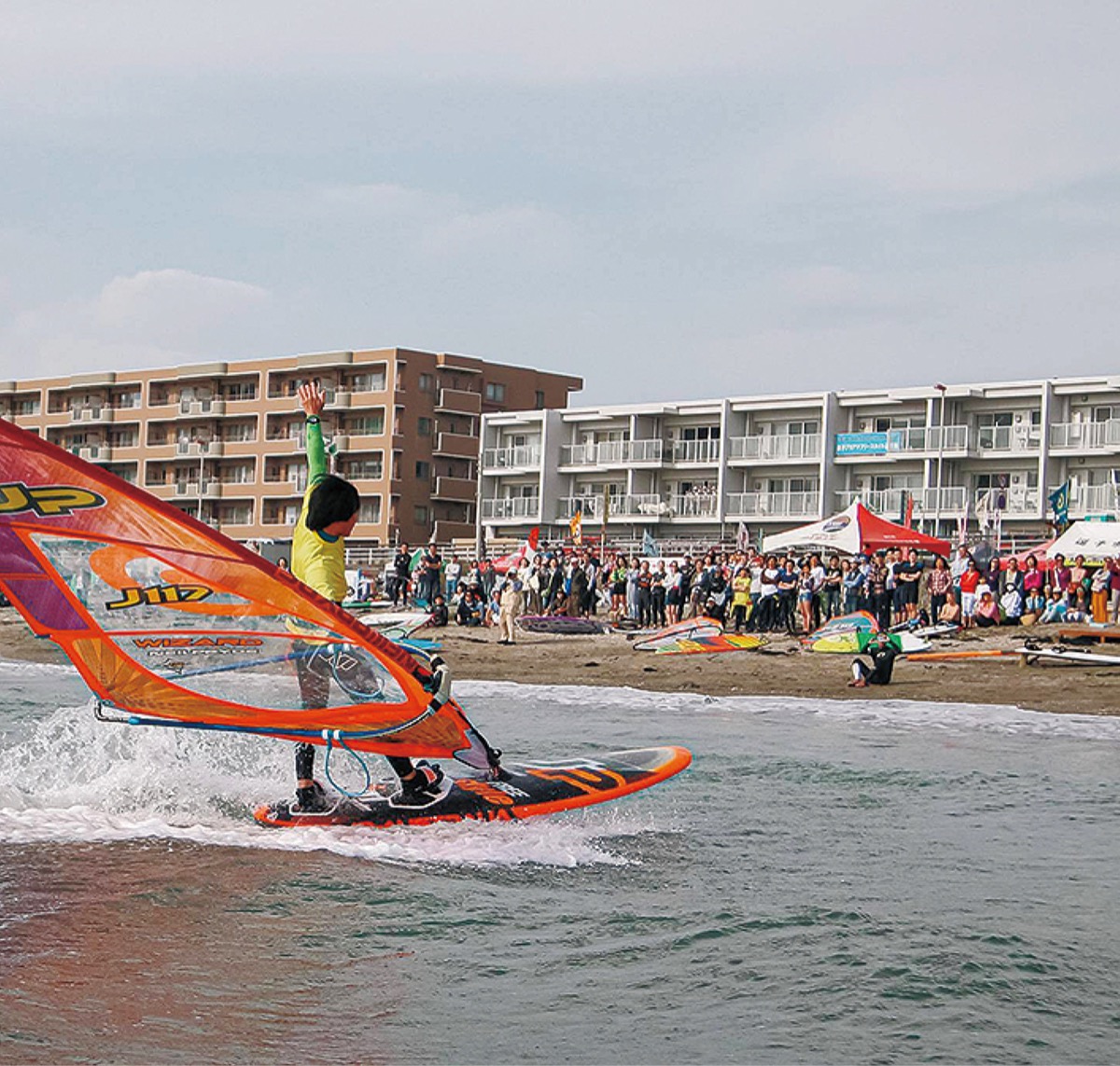 ビーチ際でド派手な演技
