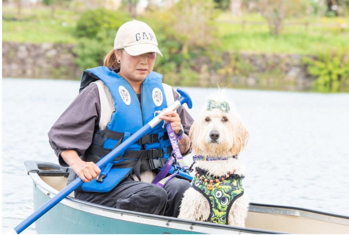 愛犬とアトラクションに同乗(同園提供)