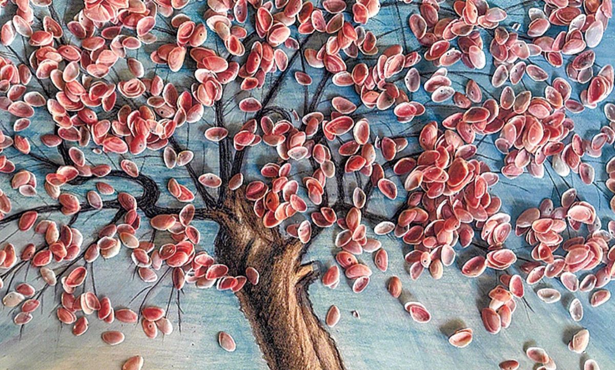 桜貝を花びらに見立てた絵