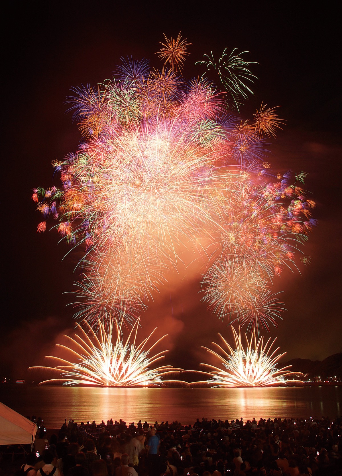 大迫力花火に歓声