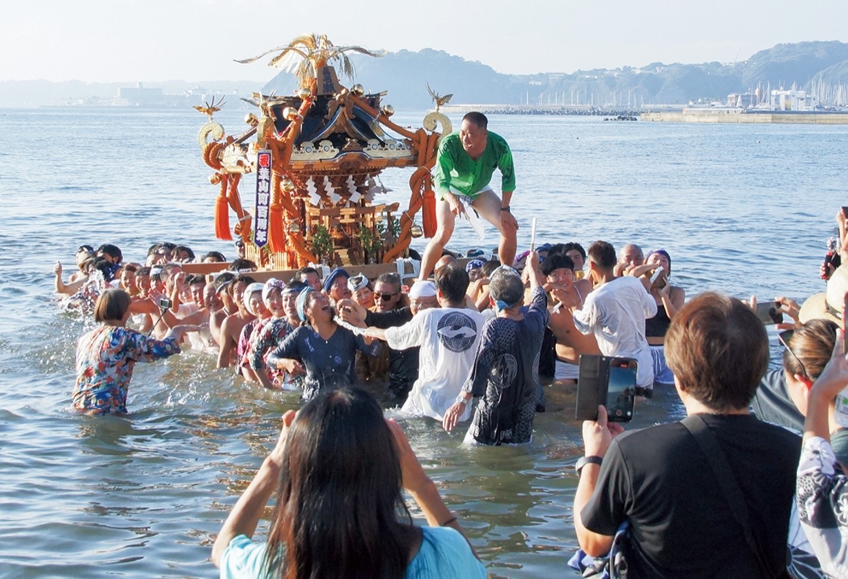 神輿渡御、雄々しく
