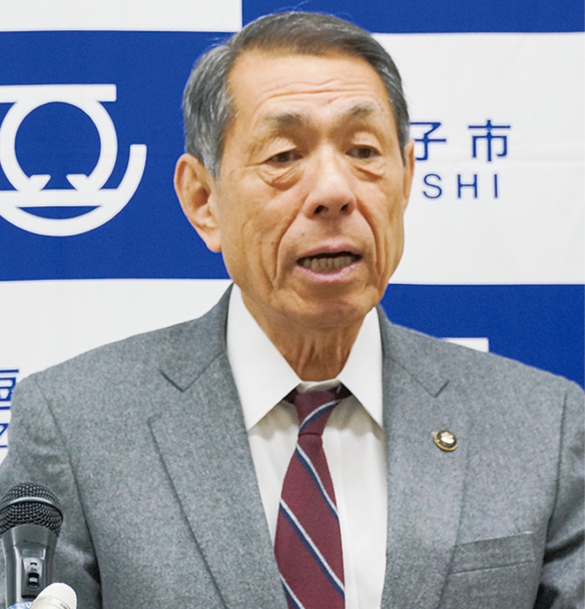 予算案を発表する桐ケ谷市長