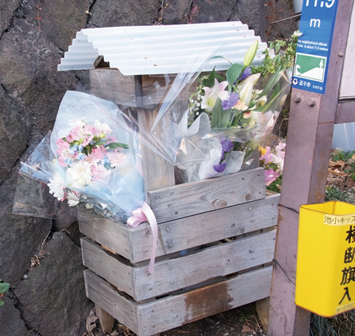 現場に手向けられた花
