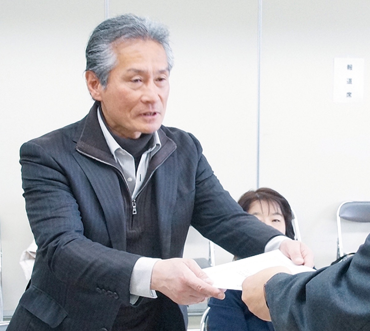 当選証書を受け取る松本氏