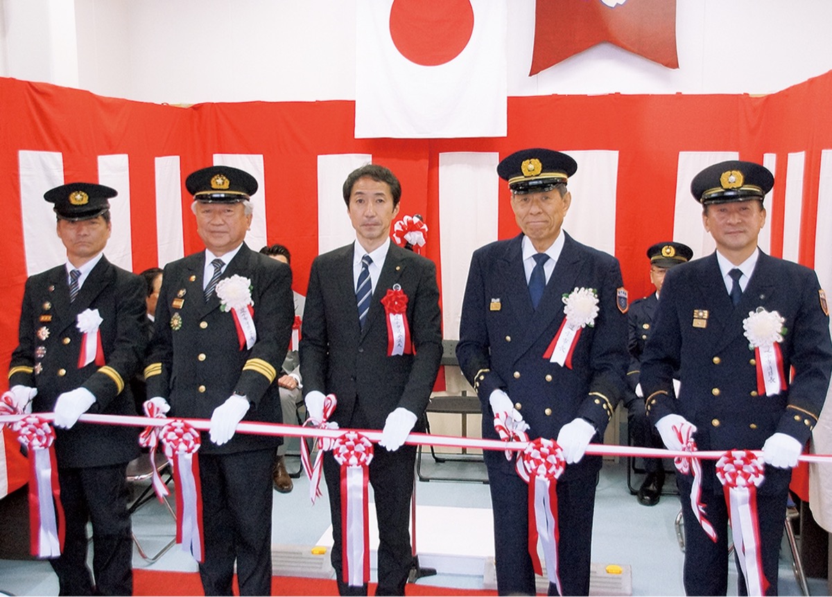 テープカットに臨む関係者