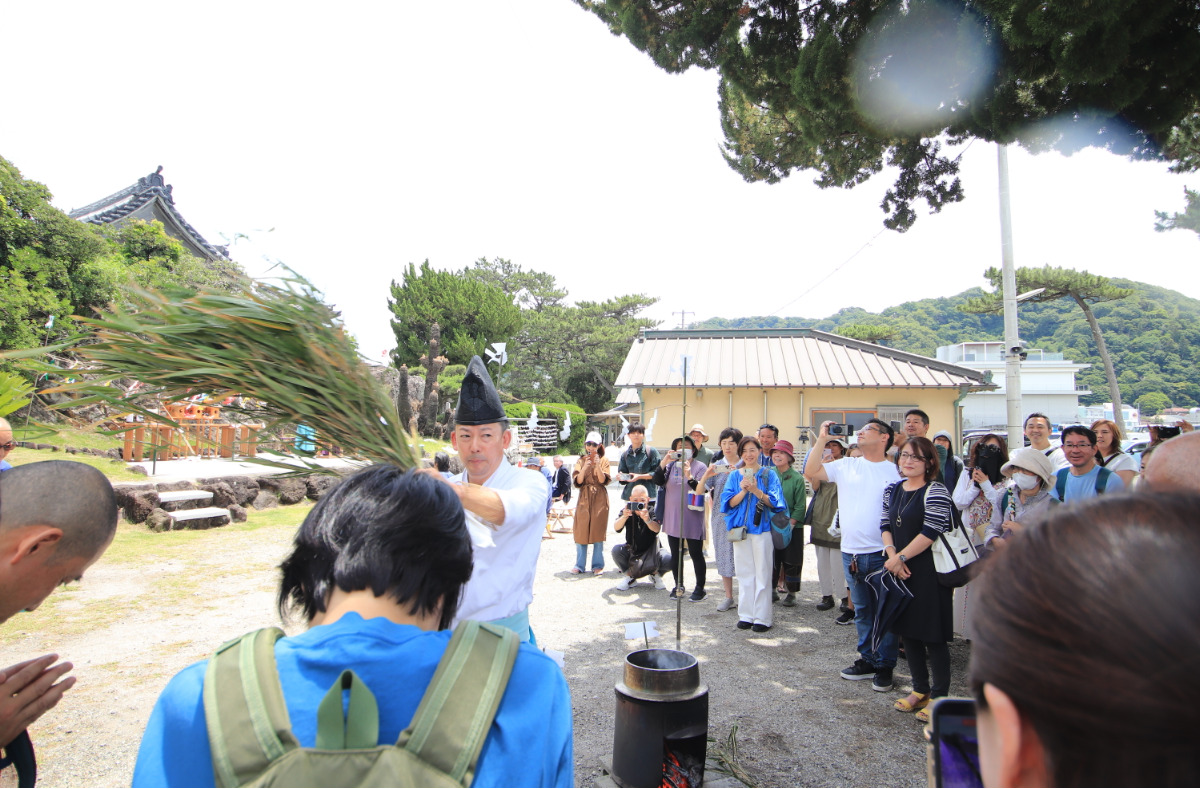 煮た湯を振りかける「笹舞」。浴びると無病息災で過ごすことができるとされる