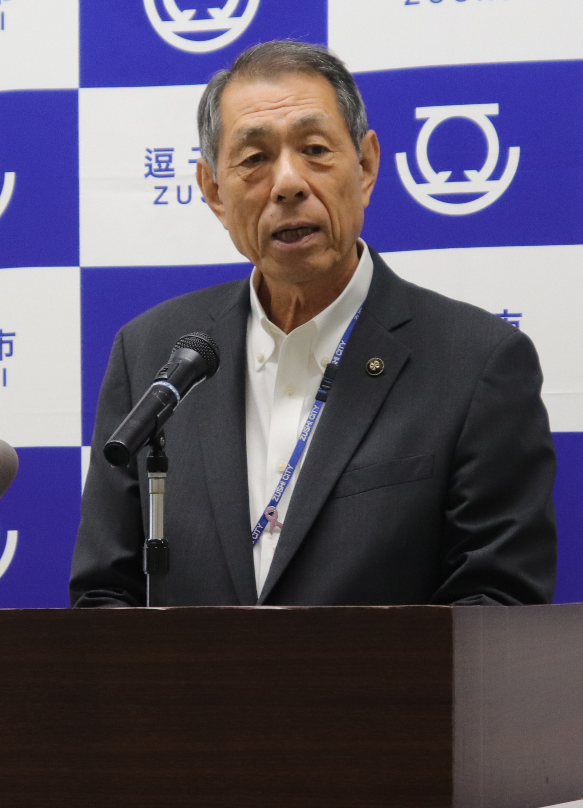 記者会見で不出馬を表明した桐ケ谷市長