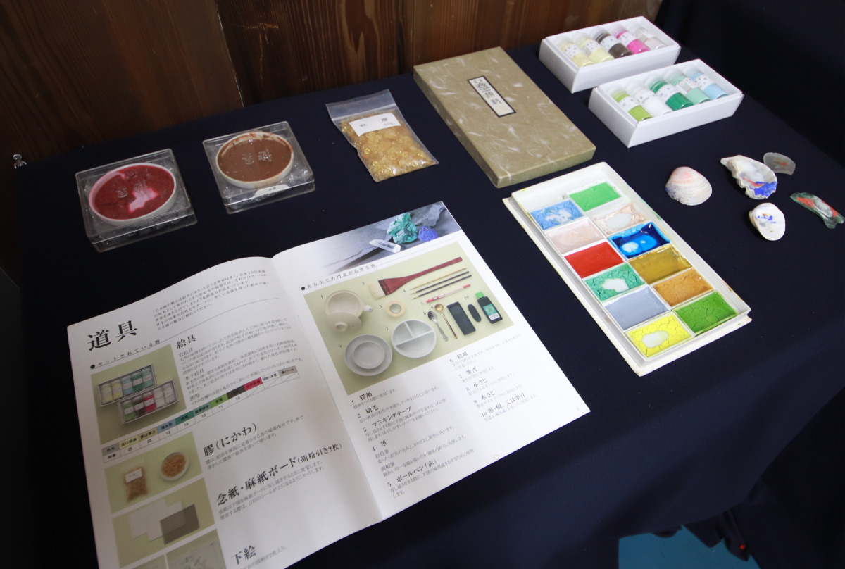 岩絵具など、日本画で使用される道具の展示もある