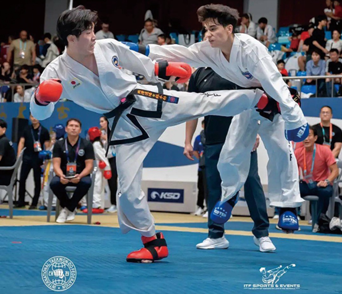 決勝で果敢に攻める蹴太さん(左)写真提供=岡澤道場
