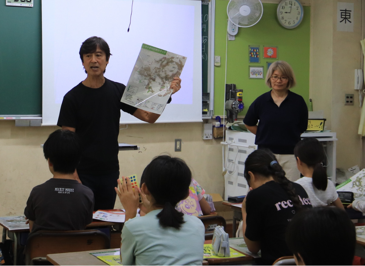 ハザードマップを手に平時から災害へ備える重要性を呼びかける梶原さん(左)