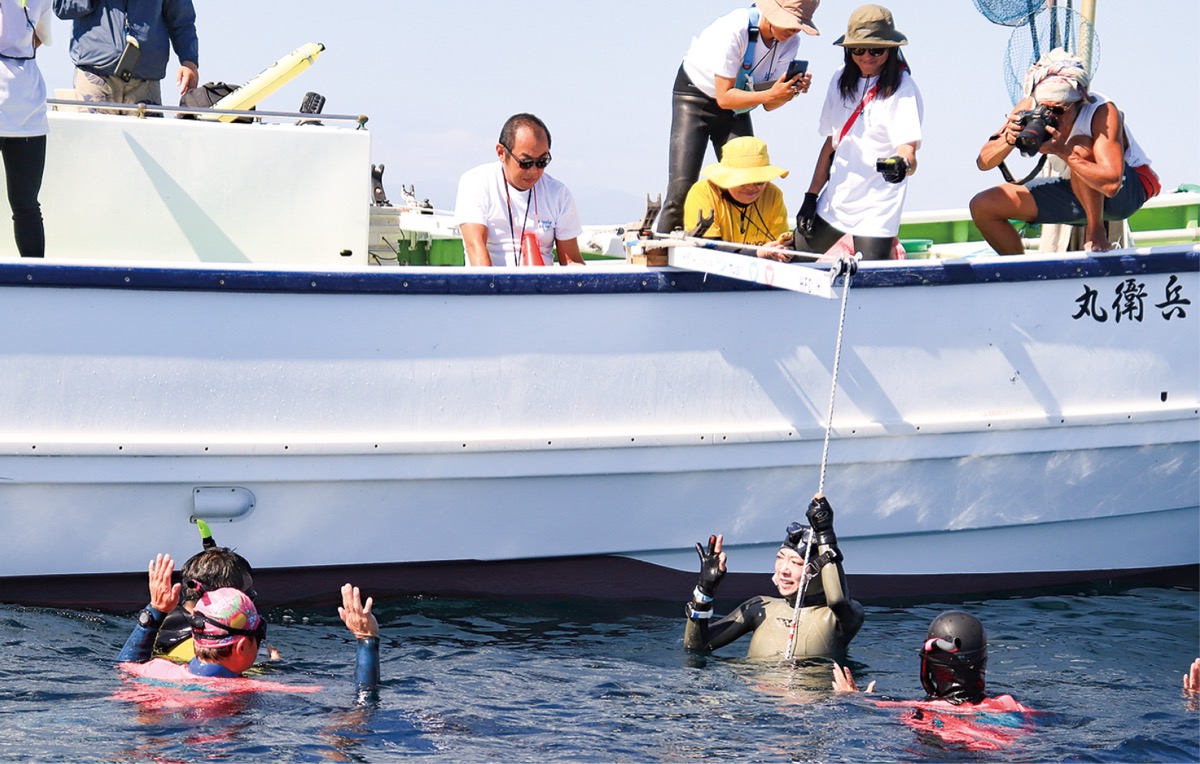 海面に浮上し、審査員やセーフダイバーに｢アイムオーケー｣と伝える参加者