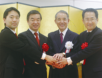 長谷川社長（右から２人目）を囲む松尾市長（左）松沢県知事、海老根市長（右）