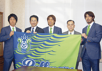 藤沢市役所を訪れた遠藤、山口、田原の3選手（写真左から）。ベルマーレ評議員の番場定孝氏（写真右から2人目）もまじえて談笑した
