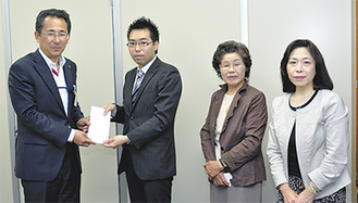市役所を訪れた宮崎さん（左から2人目）