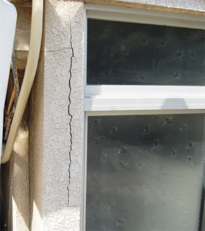東日本大震災で亀裂が入った東館1階の壁