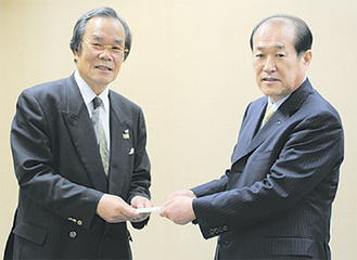 熊沢理事長（左）と最上会長（右）