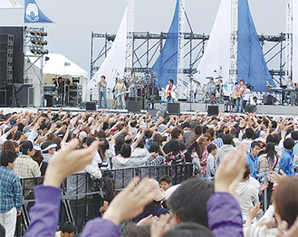 昨年5月に鵠沼海岸で行われたTUBEのライブ。3万人を動員した