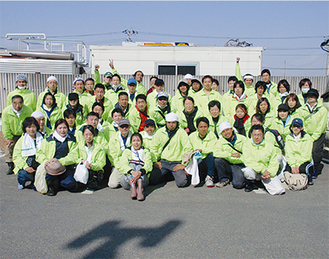 スコップや一輪車をバスに詰め込み藤沢本社と那須工場の社員約50人で被災地へ。写真は宮城県東松島（５月14日）