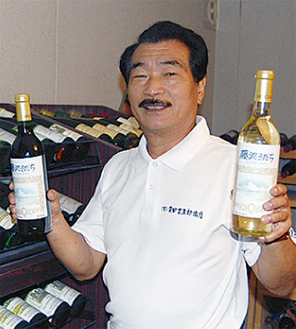 ワインを持つ角田社長
