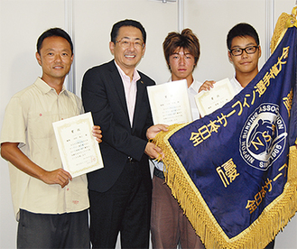 個人で優勝した田村さん、小林さん、齋藤さん（左から）