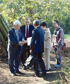 藤沢市の職員も加わり現地調査が行われた