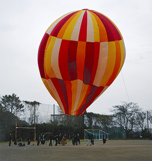 「被災地に元気を届けたい」との想いを込め３年６組の生徒が作成した熱気球が打ち上げられた