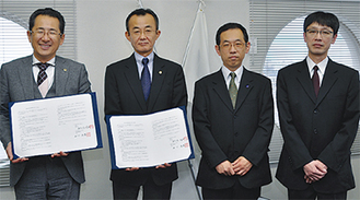 西川会長（左から２番目）が締結した