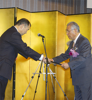 藤沢警察の星署長から感謝状を受け取る相原名誉会長（右）