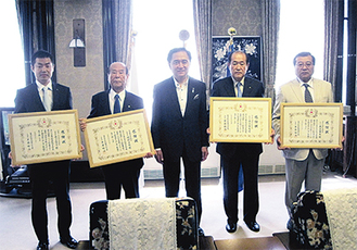 （左から）最上邦明氏（湘南アーキテクチュア）、関根会長、黒岩支部長、最上社長、星副会長