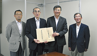 右から山村副理事長、鈴木市長、村上副理事長と斎藤副理事長
