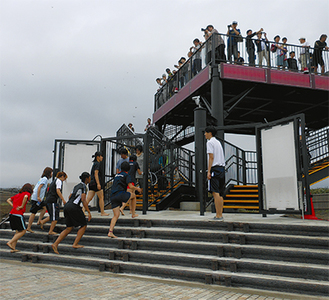 津波避難タワーに向かう参加者たち