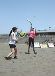 砂浜で試合をする選手