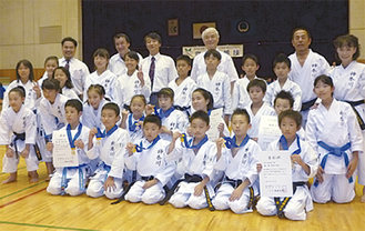 男子団体形と男子団体組手で優勝した神奈川県選手団
