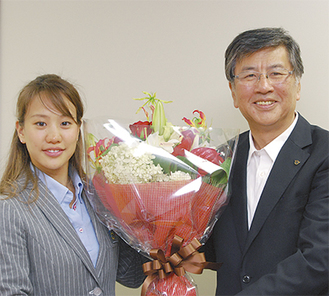 五輪の報告に訪れた酒井選手（左）と鈴木市長