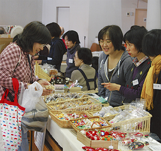 恒例のバザーが人気 幼稚園と教会で 藤沢 タウンニュース