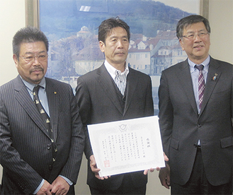 左から関根会長、森井代表、鈴木市長