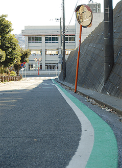 歩行者スペース明示のため新設されたグリーンベルト＝高谷小学校通学路