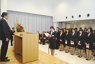 学生代表の大須賀さんが校長の前で誓いの言葉を述べた