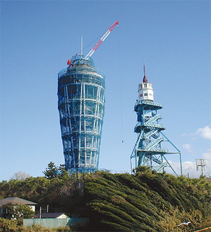 建て替え工事中のシーキャンドル（左）と旧江の島展望灯台（提供・江ノ島電鉄（株））