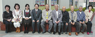 推進会議メンバーと平井支店長（左から４番目）ら