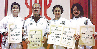 木村館長（左から２人目）と上位入賞者たち