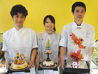 （右から）田中さん、伊勢谷さん、山崎さん。受賞作品を手に喜びの表情