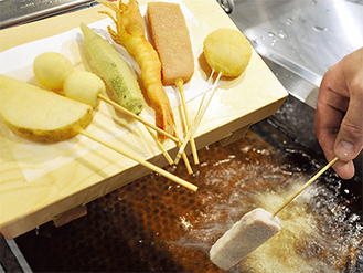 厳しい審査をクリアした職人が日本一キメの細かいパン粉と植物油で揚げる