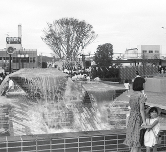 サンパール広場完成直後の1979年9月、市民まつりにて（写真提供＝藤沢市文書館）
