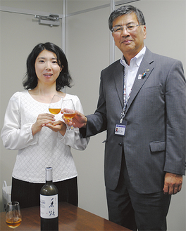 グラスを傾ける吉本社長（左）と鈴木市長