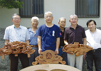 作品を手にする和田さん（中央）と町内会の会員作品は写真左から龍、雲、鳳凰