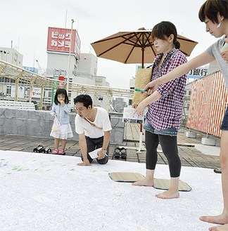 特別開放された屋上では、参加者らが巨大マップに藤沢での思い出を書いた