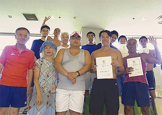 近藤監督（右から２人目）と藤沢市の代表選手
