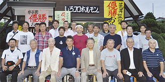 多くの関係者が集い、荒井直樹監督（前列左から４番目）の活躍を祝福した